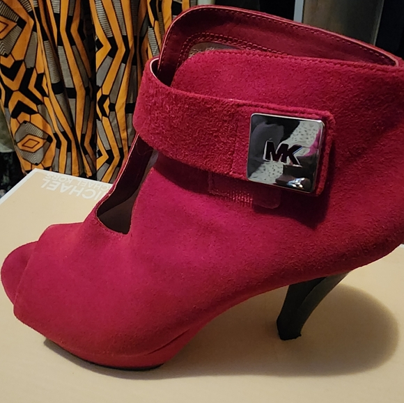 Shoes - Picture 7 of 8